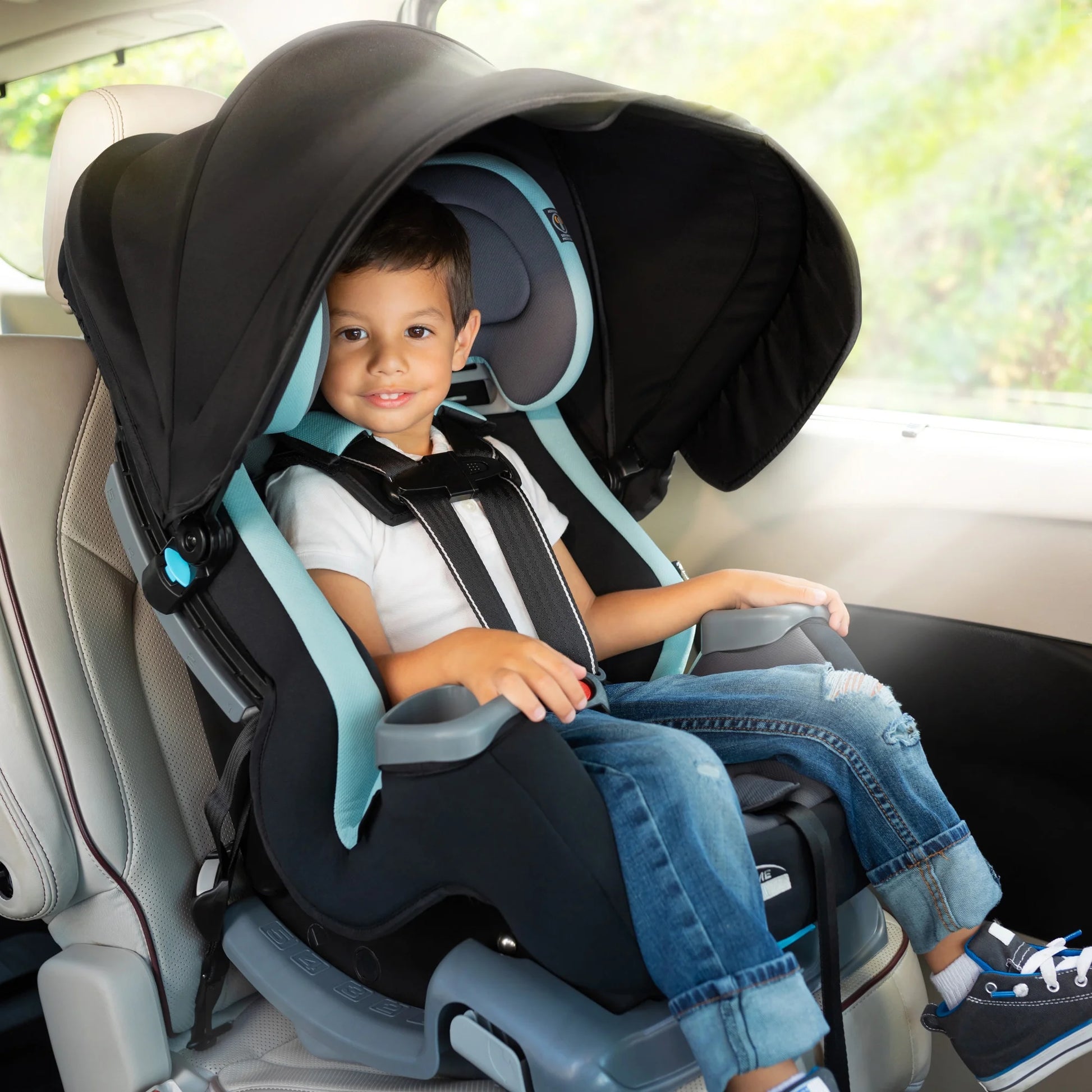 Transform your car rides with the Cover Me™ 4-In-1 Convertible Car Seat! 🚗✨