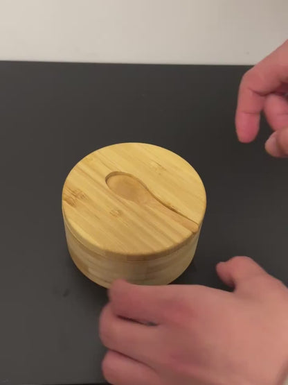 Expertly crafted, this bamboo seasoning container includes a secure lid and a convenient spoon for precise use.