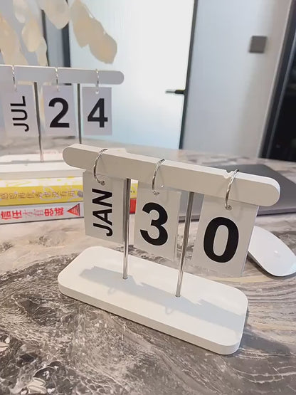 Page-Turning Desk Calendar